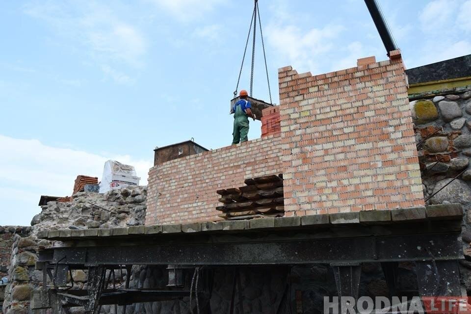 Муры Старога замка закладаюць цэглай