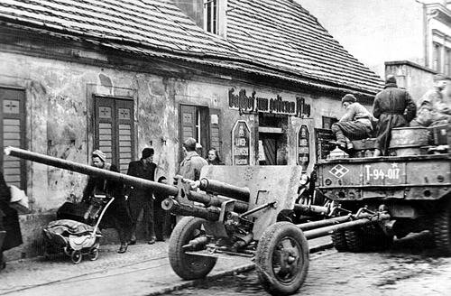 Противотанковая пушка ЗиС-2 на улицах Берлина, 1945 год. Это орудие легло в основу танкового орудия ЗиС-4