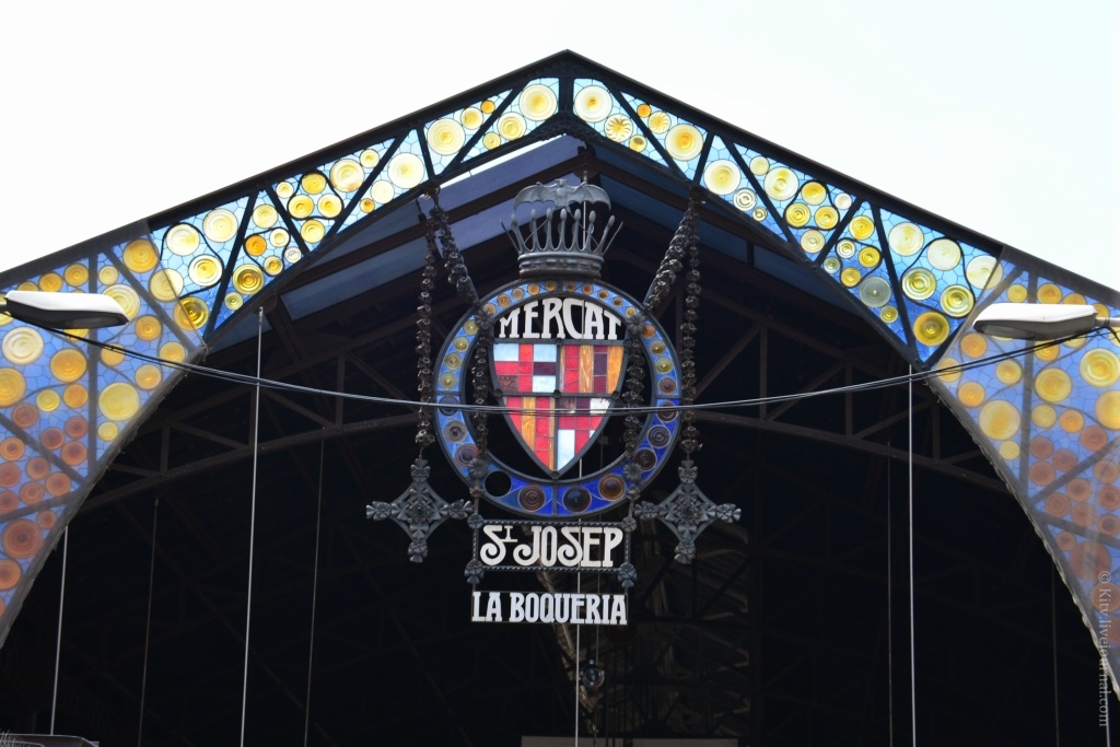 01. Быть в Барселоне, и не заглянуть хоть на полчаса на старинный рынок Бокерия, почти созвучно преступлению, так как это один из старейших рынков Европы! Впервые упоминается 1217 годом.

