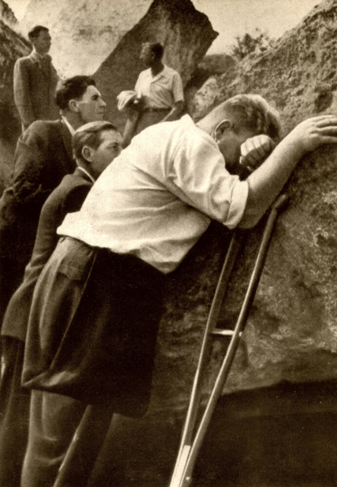 Снимок, сделанный в 1961 году в крепости фотографом Михаилом Ананьиным, тогда обошел полмира. Мужчина без ноги, плачущий у глыбы развороченного железобетона, — участник обороны крепости Владимир Иванович Фурсов. 22 июня 1941 года он был сержантом минометной батареи 125-го стрелкового полка. Камни на снимке — предположительно развалины порохового погреба, находившегося напротив участка кольцевой казармы 44-го стрелкового полка по другую сторону рукава Мухавца на территории Кобринского укрепления. 