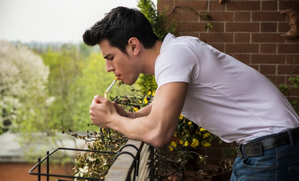 С введением в 2013 году антитабачного закона не утихают споры о том, можно ли курить на балконе МКД. Вопрос этот действительно неоднозначный, и здесь нужно учитывать разные моменты – о каком балконе идет речь (квартирный, общий), создаются ли неудобства для соседей и так далее. В статье проведен подробный разбор всех основных ситуаций, поэтому ознакомление с ней будет полезно, в том числе, и управляющим компаниям, которым нередко приходится вмешиваться в подобные споры между жильцами.