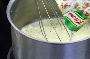 Шаг 1 СКарбонару Knorr смешайте с бульоном и вскипятите. Затем отставьте для остывания.