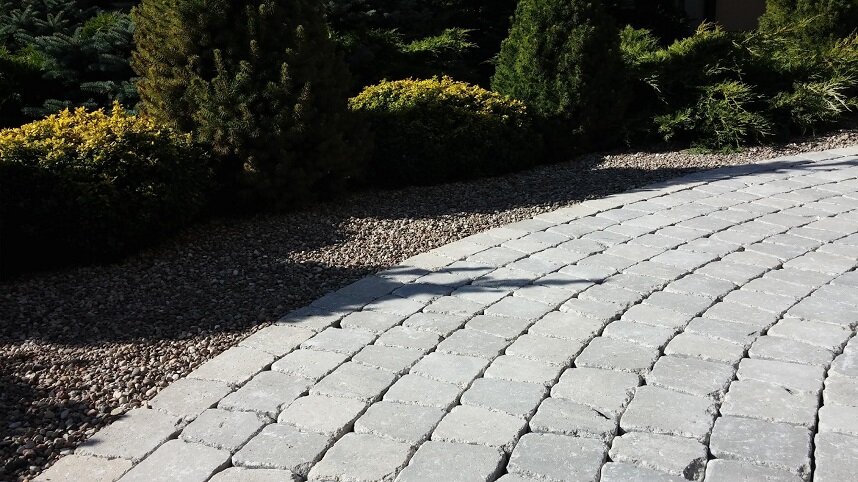 Удаление мха из межплиточных швов специальной щеткой