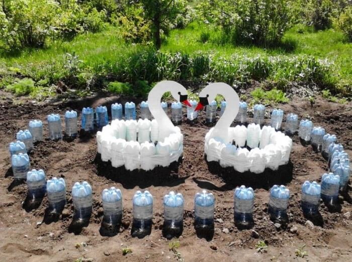 10 идей, что можно сделать из пластиковых и стеклянных пивных бутылок на даче