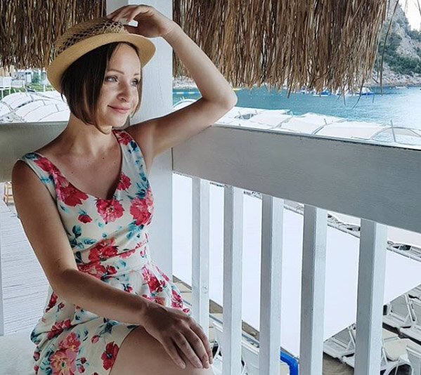 Рядом обедали две маленькие девочки, и Олечка всерьез думала подменить их ночью на своих и сманать по-быстрому из этого райского места