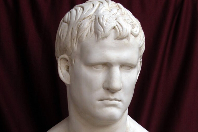 Суровый дядька... Марк Випсаний Агриппа -- друг и ближайший соратник Августа. Пока будущий владыка страдал на корабле от морской болезни, Агриппа одержал победу в битве у мыса Акций 