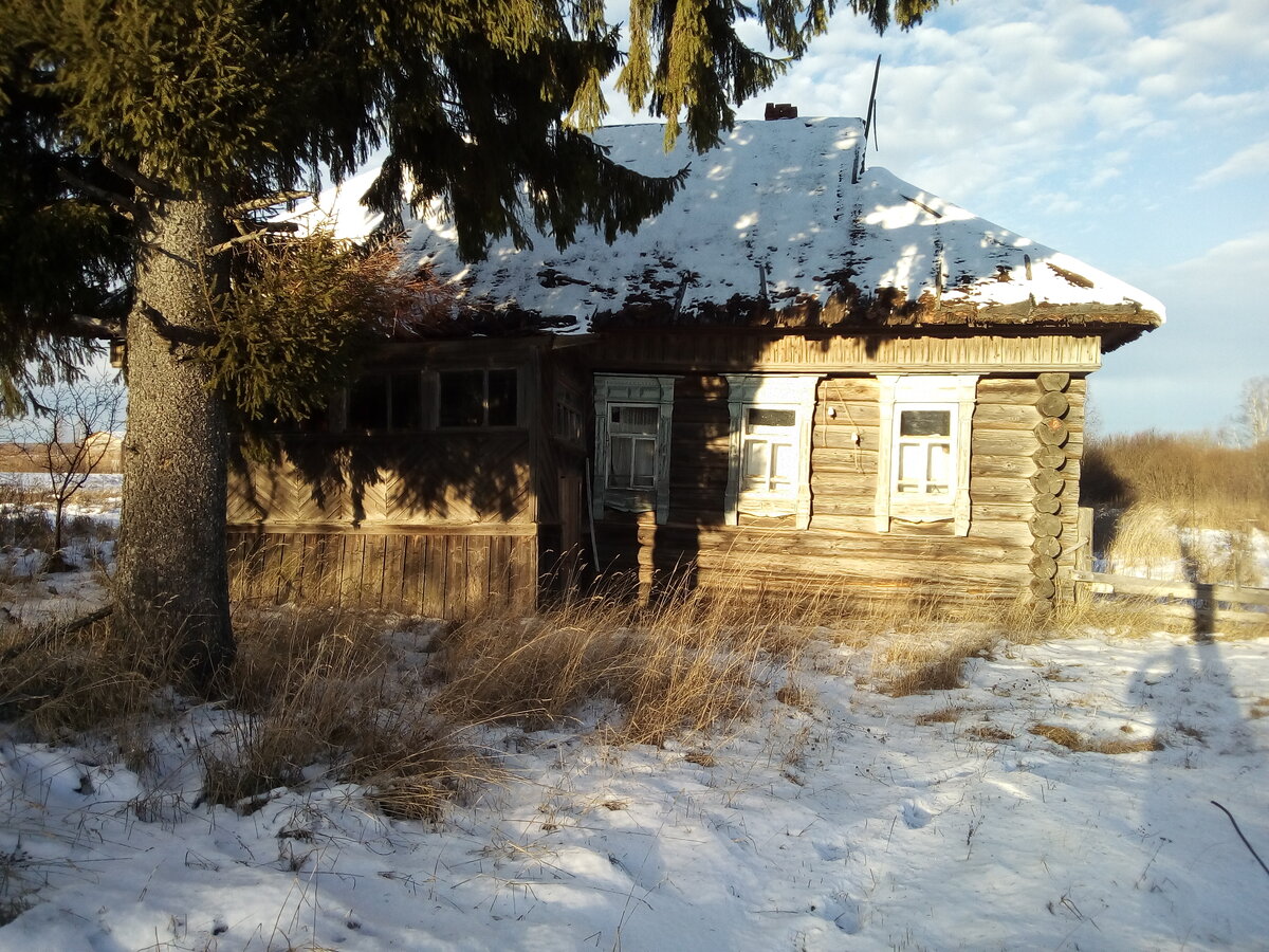 Уйти в деревню жить. Заколоченный дом. Фотограф поджигал заброшенные деревни. По следам ушедших деревень. Уйду в лес-походы, заброшенные деревни.