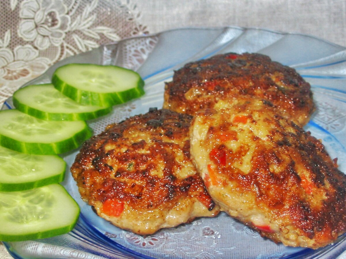 Яркие, сочные и необыкновенно вкусные котлеты с кусочками болгарского перца.