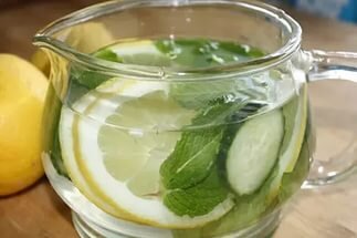 Теплая  вода с лимоном может ускорить процесс похудения. Лимон снижает уровень  сахара в крови, уменьшает аппетит, стимулирует печень активнее сжигать  жиры. Чтобы приготовить такой напиток возьмите теплую воду и добавьте в  нее лимонный сок. Пить нужно за час до еды. Можете выдавить в воду два  огурца.