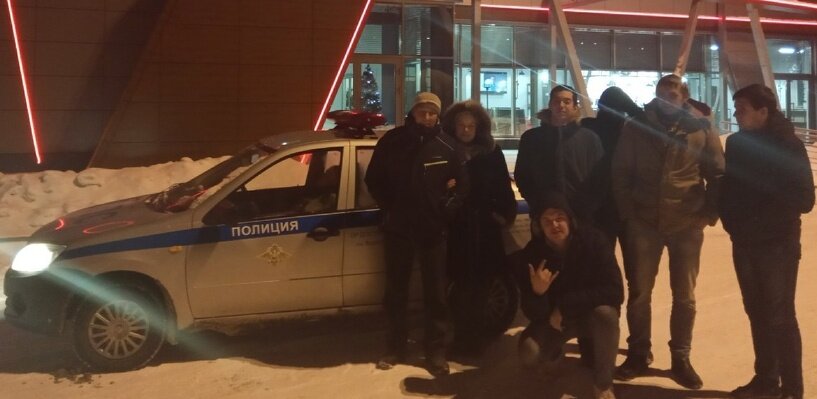  Фото: умвд вологодской областиУ путешественников в дороге сломалась машина.