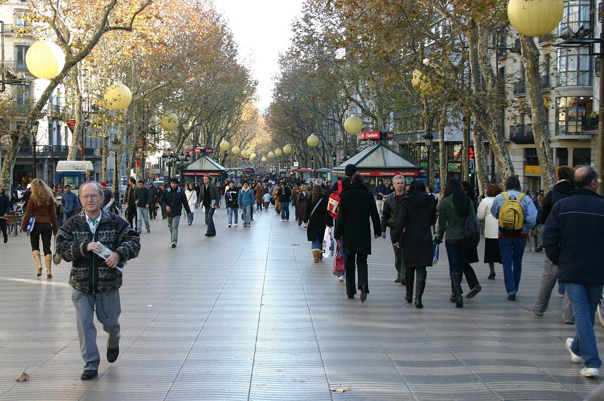 Чем больше людей на улицах, тем больше вероятность заражения.