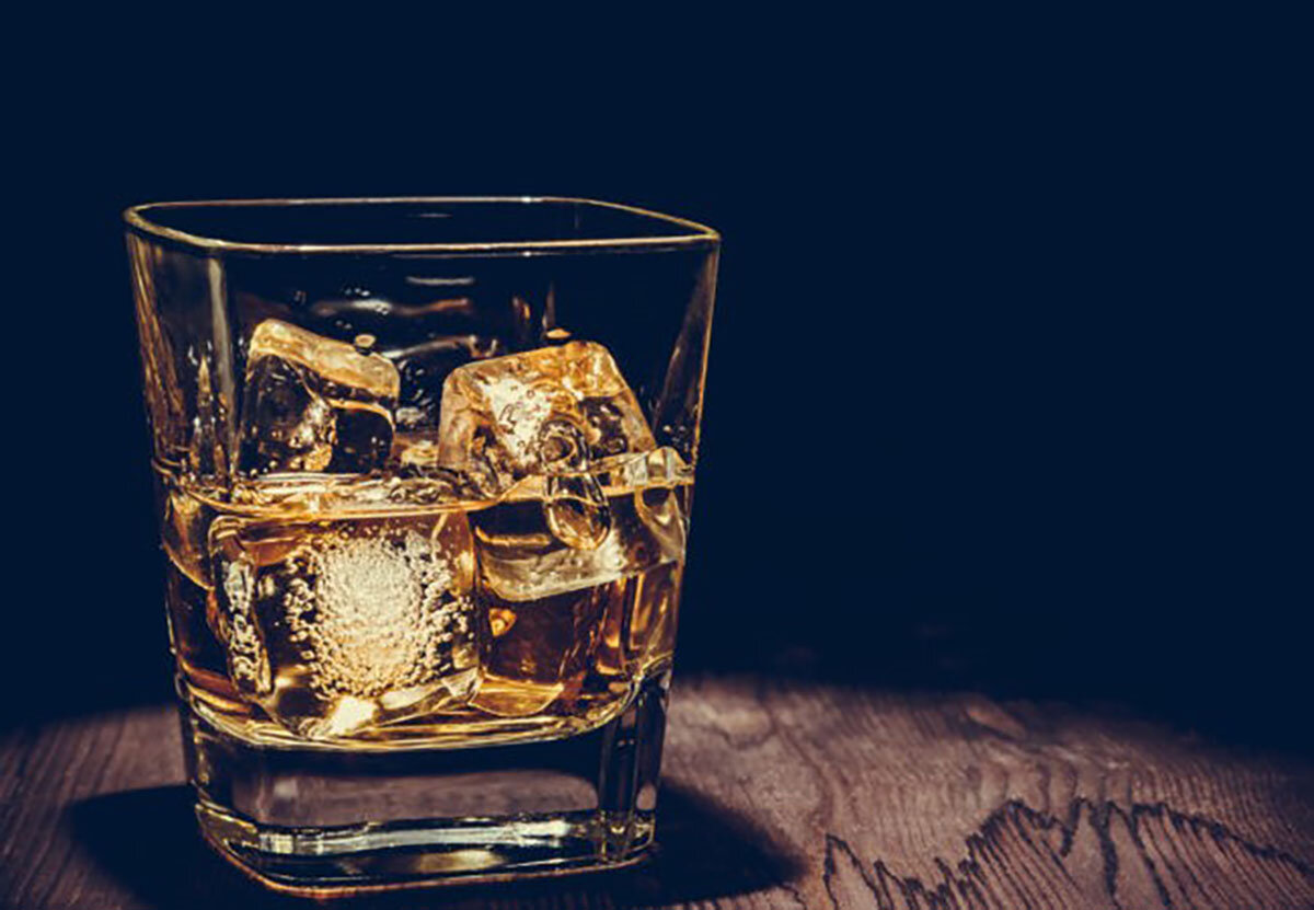 Несмотря на то, что алкоголь является седативным (успокаивающим) средством, его действие проходит ночью.