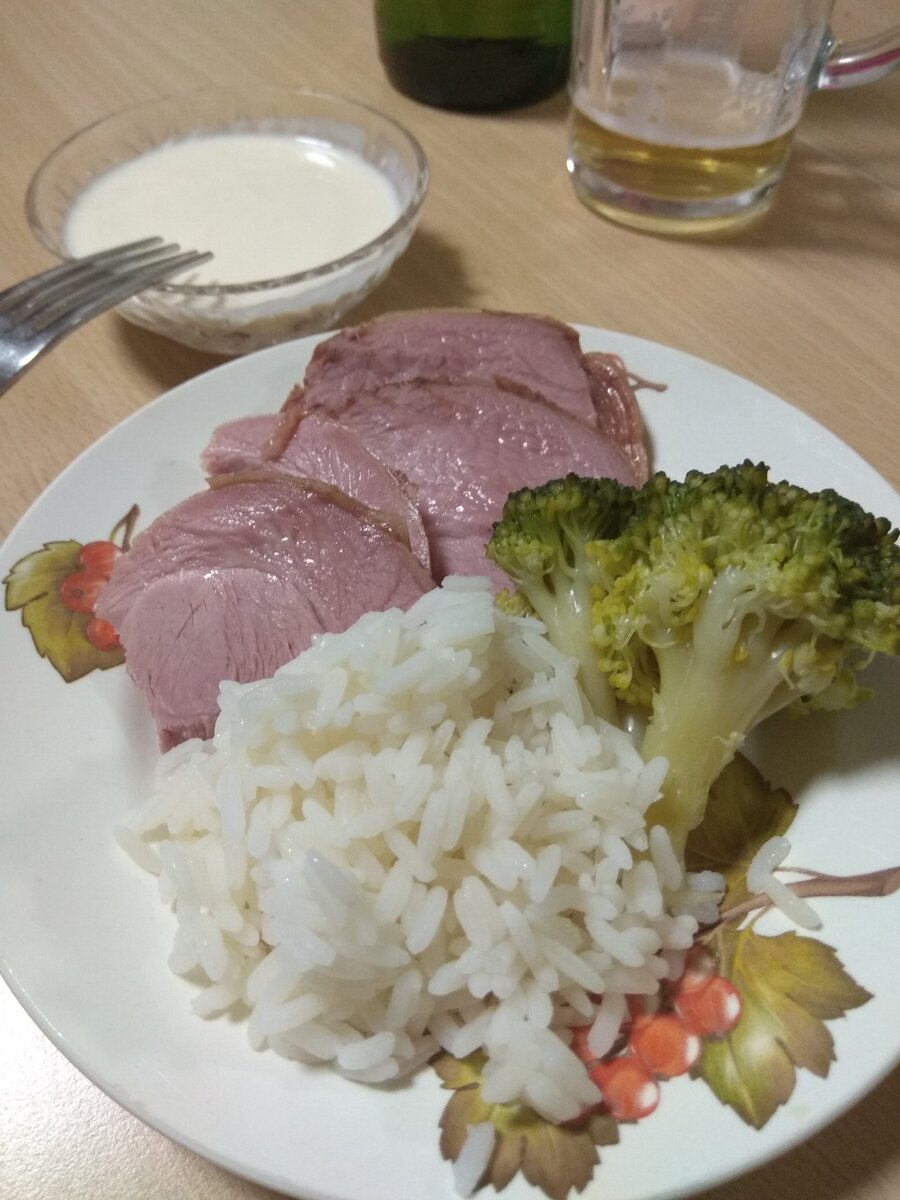 Запеченная в фольге голень индейки, отварные рис и брокколи с сырным соусом.