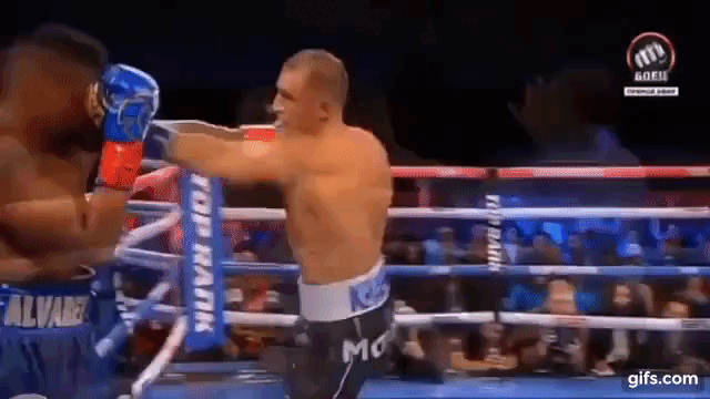 Ковалев атакует Альвареса...