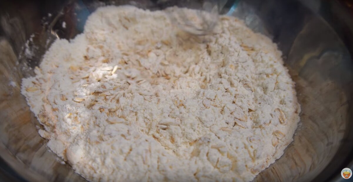 Готовим сухую смесь. Перемешиваем: мука (170 гр.), геркулес (130 гр.), разрыхлитель (1 ч.л.), ванильный сахар (0,5 ч.л.), соль (0,5 ч.л.)