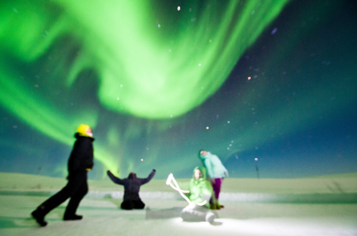 Северное сияние. Детский восторг, даже за резкостью кадра некогда следить