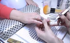 Специальное гелевое покрытие, затвердевающее под воздействием УФ-лучей, при нанесении на поверхность ногтей придает им неповторимый лоск и эстетичность, делая их идеально гладкими и красивыми.