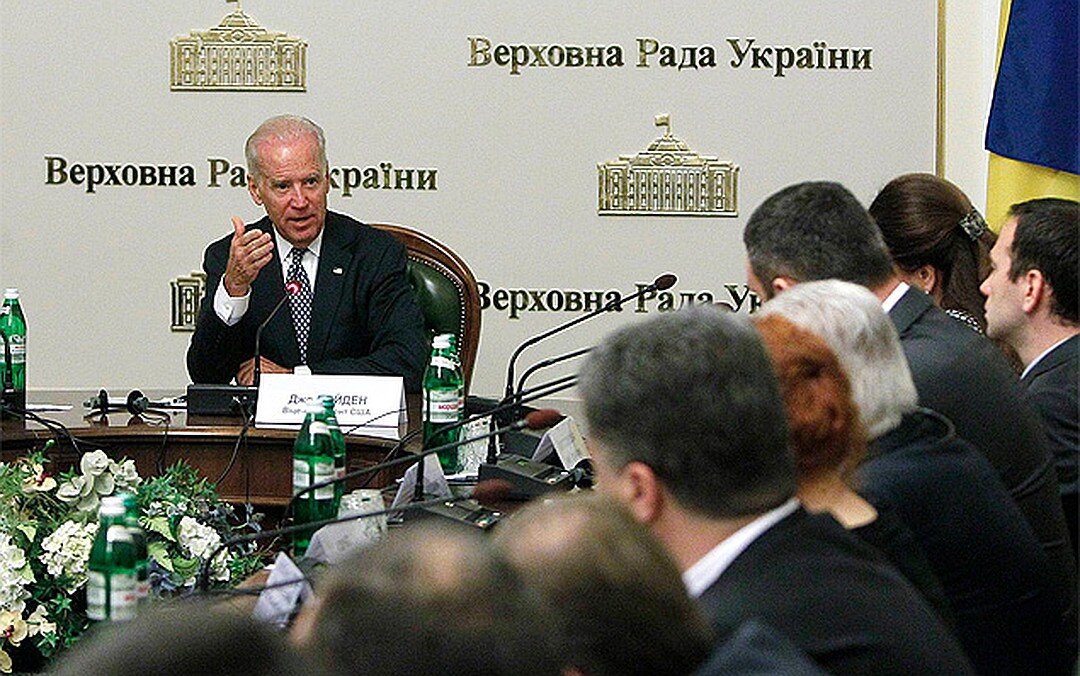 Вице-президент США Джо Байден в кресле президента Украины