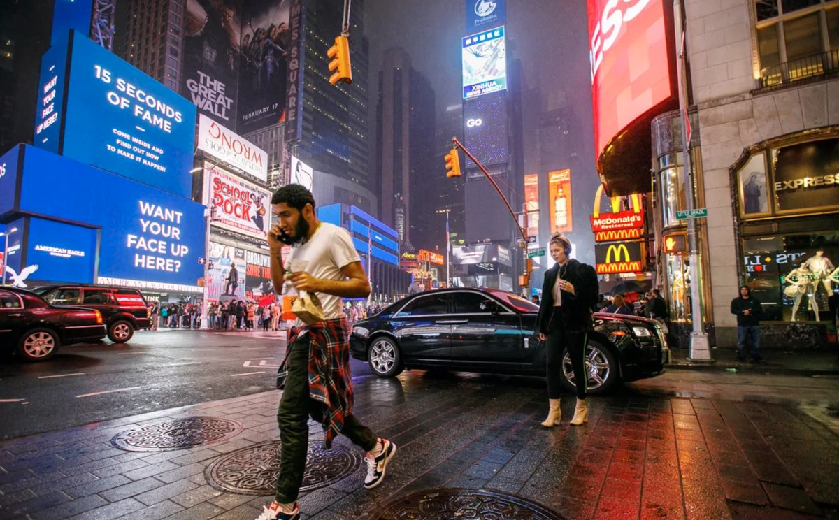 Девушки на улицах нью-йорка. She from new york. Девушка в нью-йорке. Нью йорк стрит стайл. Парень в нью йорке.