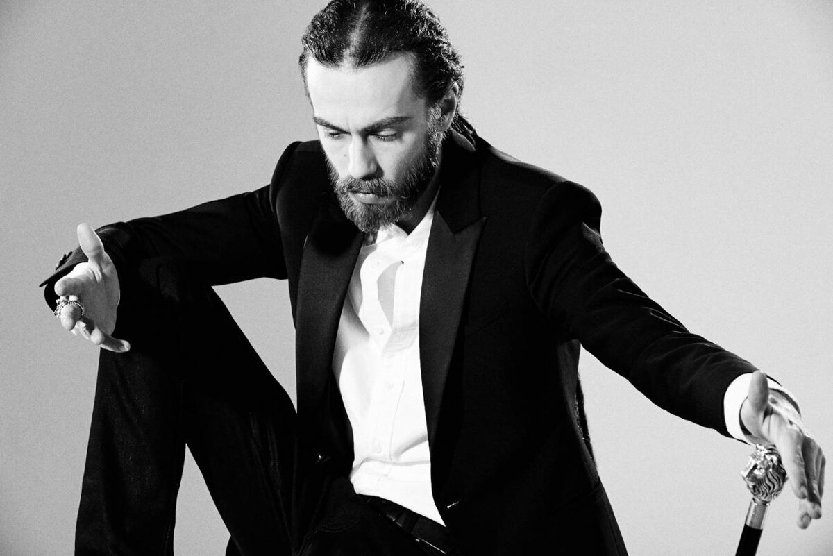 Ушел от нас в 35....Децл, ака ле Трюк, Джузеппе Жестко, ну и наконец, Кирилл Толмацкий...Много имен одного и того же человека, зачем они? Говорят для защиты от нечисти, магии,  чародейства, ведь чем больше имен и названий у одного человека, тем труднее его охарактеризовать, определить и это помогает запутать "недругов"  и как следствие остаться невредимым! 