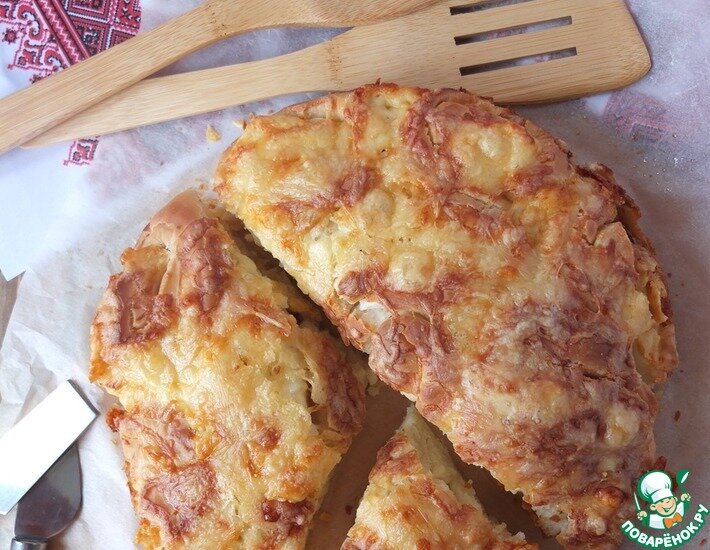 Сырной выпечки много не бывает, её разнообразие поражает воображение любителей сыра! Тесто универсальное, мягкое, эластичное, податливое, за счет небольшой хитрости по структуре чем-то напоминает слоенное тесто. Ну и конечно много сыра!