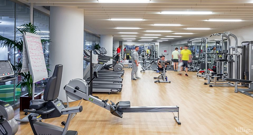 Спортзал вк. Спортзал в офисе. Тренажерный зал в офисе. Тренажерка в офисе. Офис фитнес зала.