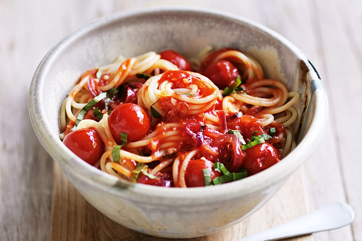Шт лук 1 шт масло. Спагетти с фетаксой и помидорами черри. Паста с помидорами и чесноком и базиликом. Паста с базиликом и помидорами черри. Спагетти с томатами черри и базиликом.