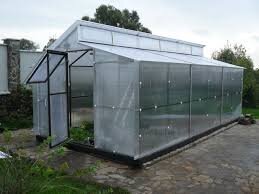  Для защиты урожая на даче или огороде круглый год рачительный хозяин часто возводит специальное строение — теплицу. Это обычно стабильная конструкция с пленочными стенами и крышей.