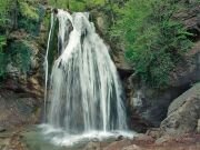 Находясь в Солнечногорское, вы имеете удивительную возможность посетить один из самых полноводных водопадов Крыма – водопад Джур-Джур, который находиться в заповедной зоне Алуштинского лесничества. Поездка к этому места сама по себе уникальна. На большой скорости, через подножья гор, по одну сторону которых находиться морская бездна, сливающая с горизонтом, а по другую горная безграничность с полями диких трав, вы мчитесь в самое сердце лиственного леса, где растут разные породы деревьев, которым уже более 300-х сот лет. Потом, с рюкзаком на плечах, по утоптанным еще давно проулочкам, Вы, пробираясь через лесные массивы, и дыша чистым воздухом, стоите под струями водопада Джур-Джур. После этого, Вы переходите по различным деревянным мостикам, окунаетесь в различные водные каскады, называемые в народе ваннами любви, здоровья и так далее, набираетесь сил на новый рабочий год, отбрасывая все проблемы и неприятности. И все это всего лишь за 50-80 гривен с человека вместе с проездом туда и обратно, с входным билетом и бесплатным окунанием в лечебные ванны.