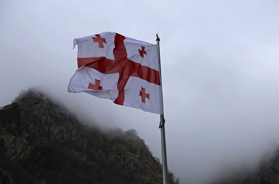 Конец грузии. Грузия Тбилиси флаг. Флаг Грузии 1992. Флаг Грузии 2001. Кизиловый флаг Грузии.