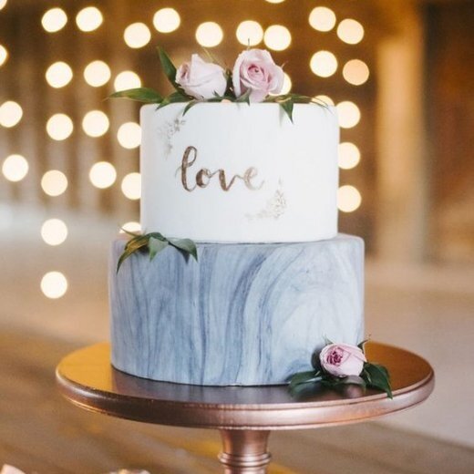 Несомненный король финала праздника – СВАДЕБНЫЙ ТОРТ! И именно о нем, таком прекрасном и краткоживущем, пойдет сегодня речь. 
С ним фотографируются, на него любуются и им восхищаются! Вы его выбираете долго и тщательно, дегустируете начинки и обсуждаете декор. И вот он в зале!

Поинтересуйтесь в банкетном зале, предоставляют ли они холодильник, а так же бесплатна ли эта услуга. Есть случаи, когда о стомиости холодильника ребята узнавали в момент доставки торта... Да, и задайте вопрос о способе появления вашего шедевра — выкатной стол, руки официанта или попросим самого трезвого гостя вынести?))) А где же он будет стоять?
2. Позаботьтесь о нормальных инструментах для этого процесса, не доверяйте работникам ресторана или банкетного зала, иначе в самый ответственный момент в зале появится монстр с черной пластмассовой ручкой и испортит все впечатление. Обязательна также лопаточка – ей удобно брать уже отрезанные куски и подрезать мастику нижнего яруса.