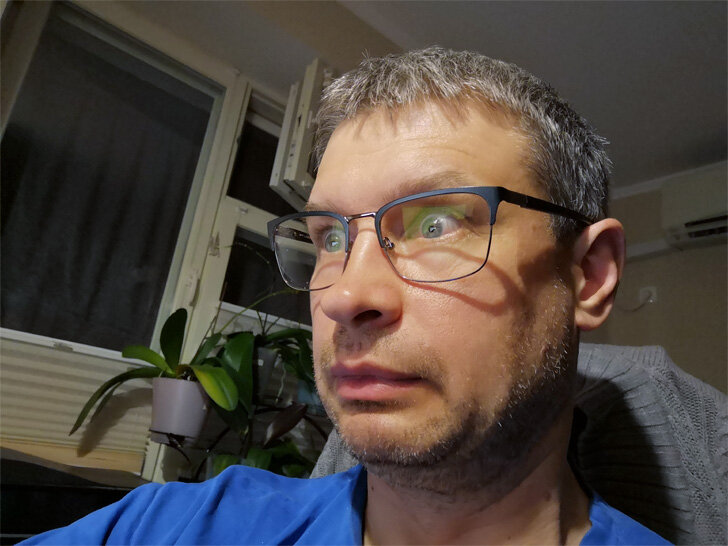 За окном ночь, побриться некогда, офигевший от происходящего я :)