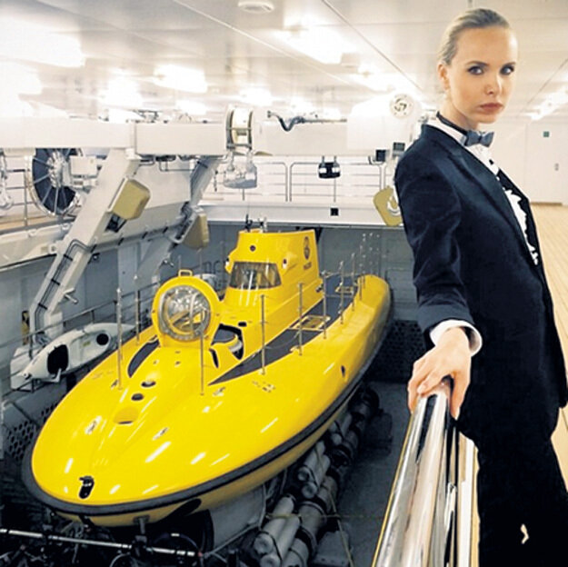 Илона Столье на фоне личной подлодки... Фото: Instagram.com