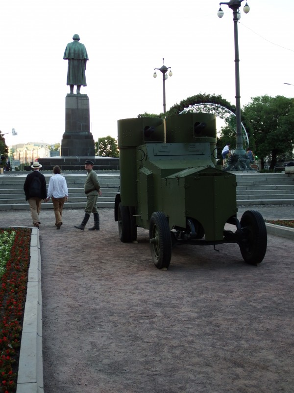 Броневичок у памятника Гоголю.