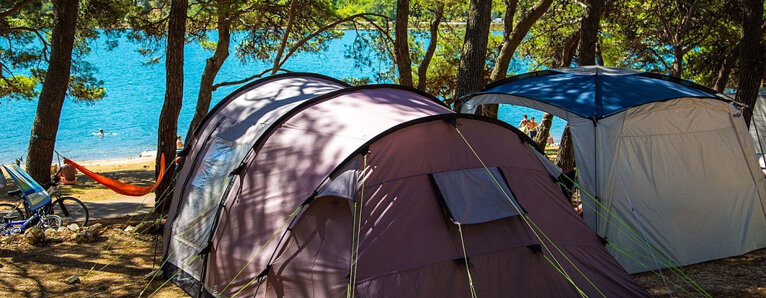 Периодичность стирки в походе зависит от маршрута и от места расположения лагеря: например, на пляже, где 80% времени проводятся в купальнике, стирать потребуется намного реже, чем в лесу или в горах. 