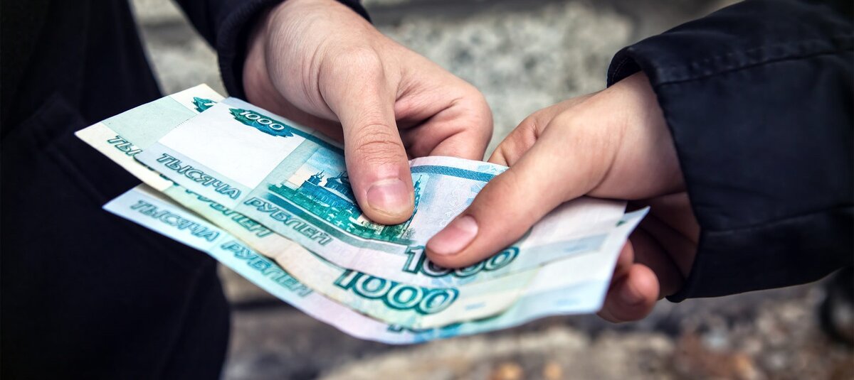 Занимаешь чужие, а отдаёшь свои.