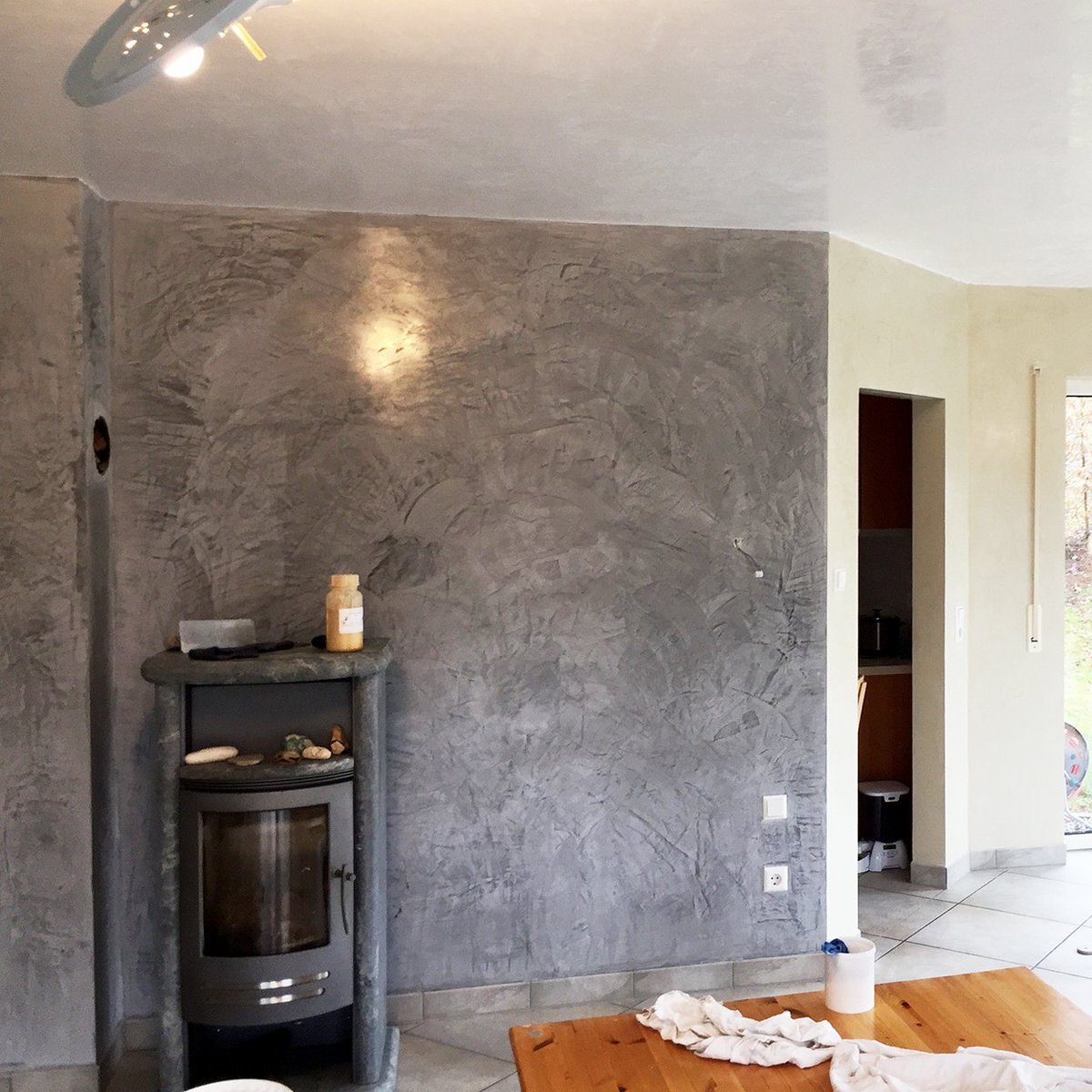 с помощью гипсовой штукатурки можно сделать акцентную стену