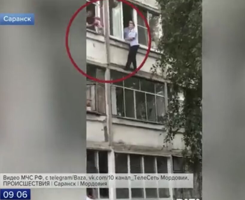 Живет на 17 этаже. Человек выпрыгивает из окна. Девушка выпрыгнула с балкона.