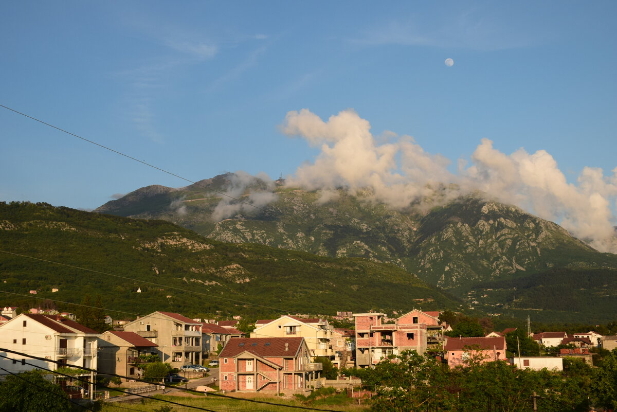Вид с нашего балкона в Тивате, снимали на 1 сутки рядом с аэропортом