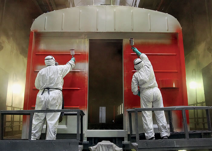 Сегодня ситуация изменилась. «Современные системы покрытий вагонов отличаются повышенными декоративными свойствами, долговечностью, стойкостью к воздействию агрессивных моющих средств и технологичностью при нанесении, – уверяет начальник управления продажами индустриальных лакокрасочных материалов компании «Русские краски» Дмитрий Украинцев. – А еще материалы должны обладать необходимой эластичностью ввиду вибраций при движении поезда, выдерживать жару и морозы».