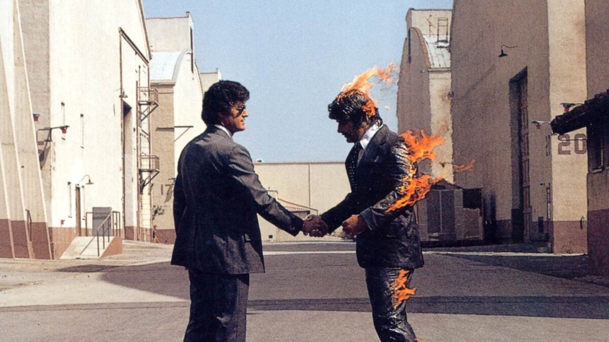 приближенная часть обложки альбома группы Pink Floyd "Wish You Were here"