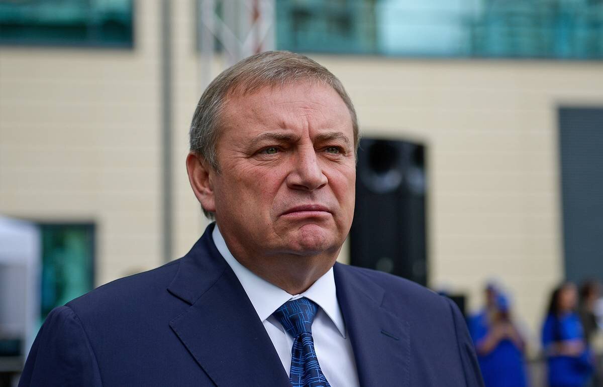 АНАТОЛИЙ ПАХОМОВ 
