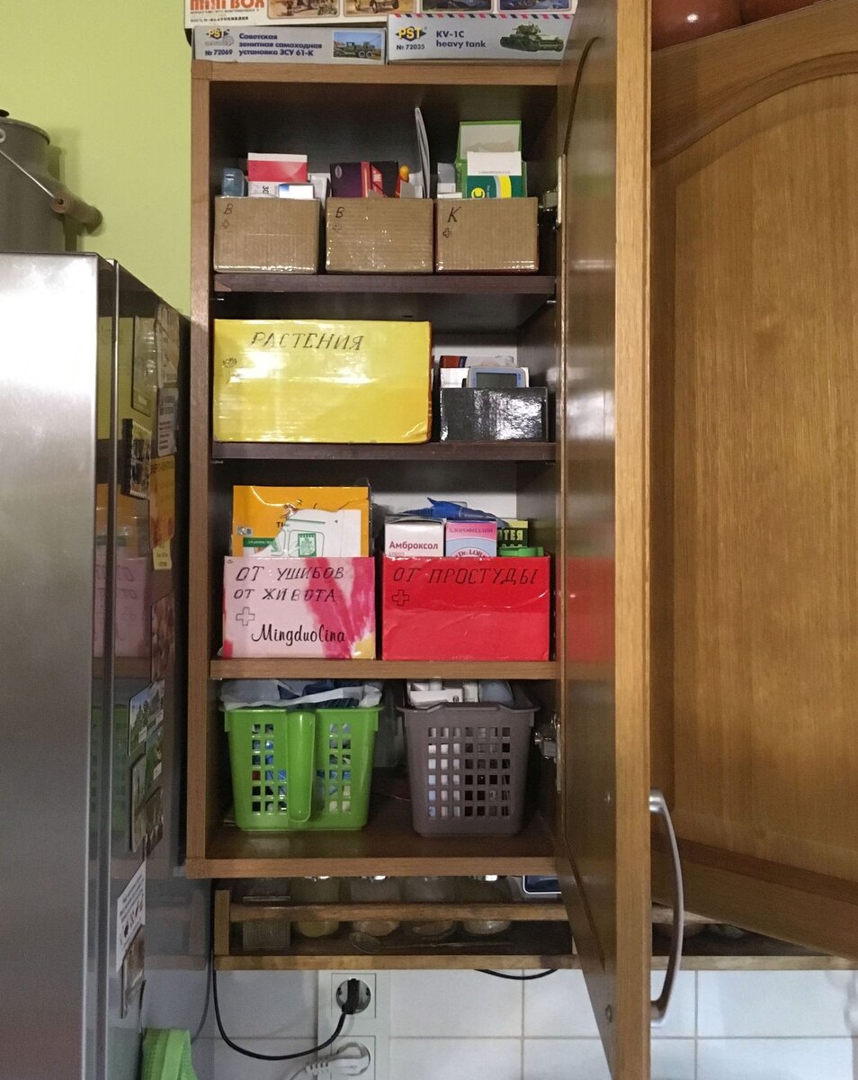 Самый удобный  способ изображен на верхней полке, несущей 3 узких пенала.