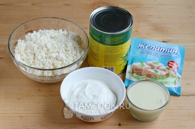 В первую очередь откроем банку с консервированными ананасами и сольем с нее сок в миску, добавим в этот сок воды, чтобы общая масса жидкости была 400 мл. Всыплем быстрорастворимый желатин, размешаем и дадим ему разбухнуть. Через 5 минут нагреем желатин до 60 градусов и оставим остужаться.