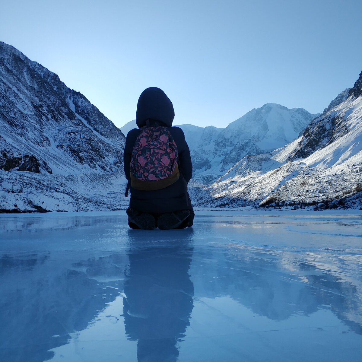 Девушка брюнетка со спины в горах зимой