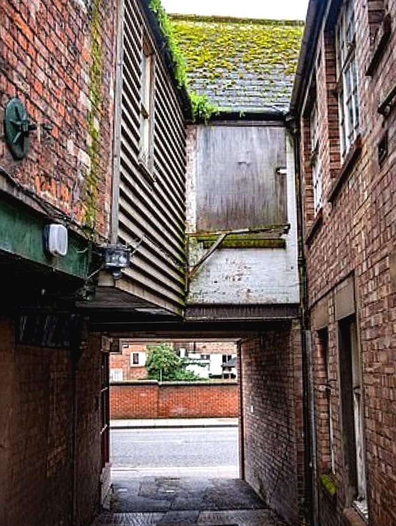 Заколоченное окно.