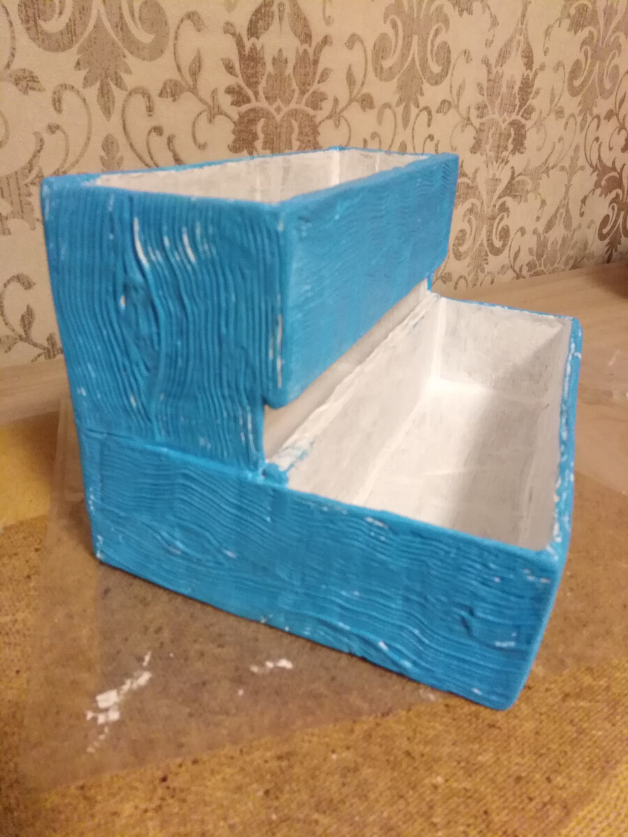 Нанесен декор шпаклёвкой и покрашен белой и синей краской