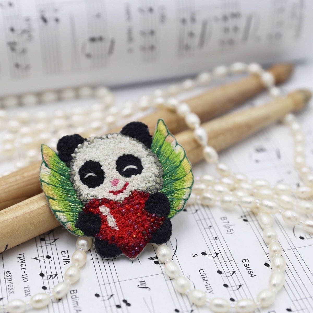 Вышитая брошь «Панда»