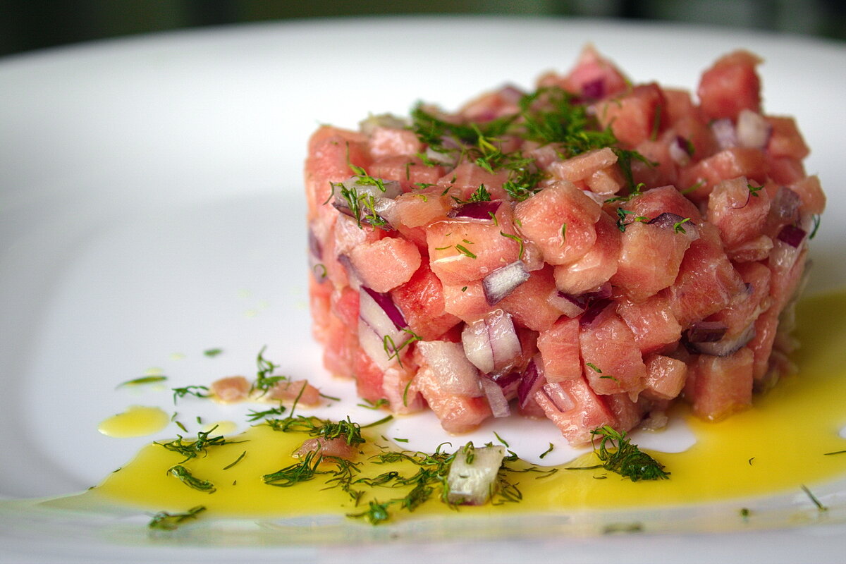 Вот такой салат получается в итоге. При подаче его можно посыпать сушеным укропом - будет уместно.