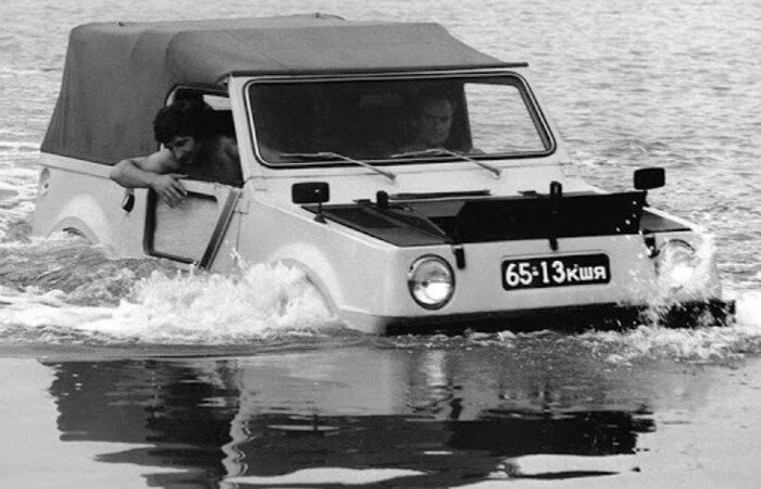 


Советская, а затем отечественная автомобильная отрасль всегда тесно сотрудничала с оборонной промышленностью, поставляя ей машины самого разного типа. Вот только легендарный ВАЗ эта практика долгое время не касалась. И чтобы исправить положение, автомобильные умы Тольятти решили придумать такую машину, которая бы точно заинтересовала командование. Результатом этих изысканий и стал проект «Река», в рамках которого разрабатывался настоящий вездеход-амфибия.